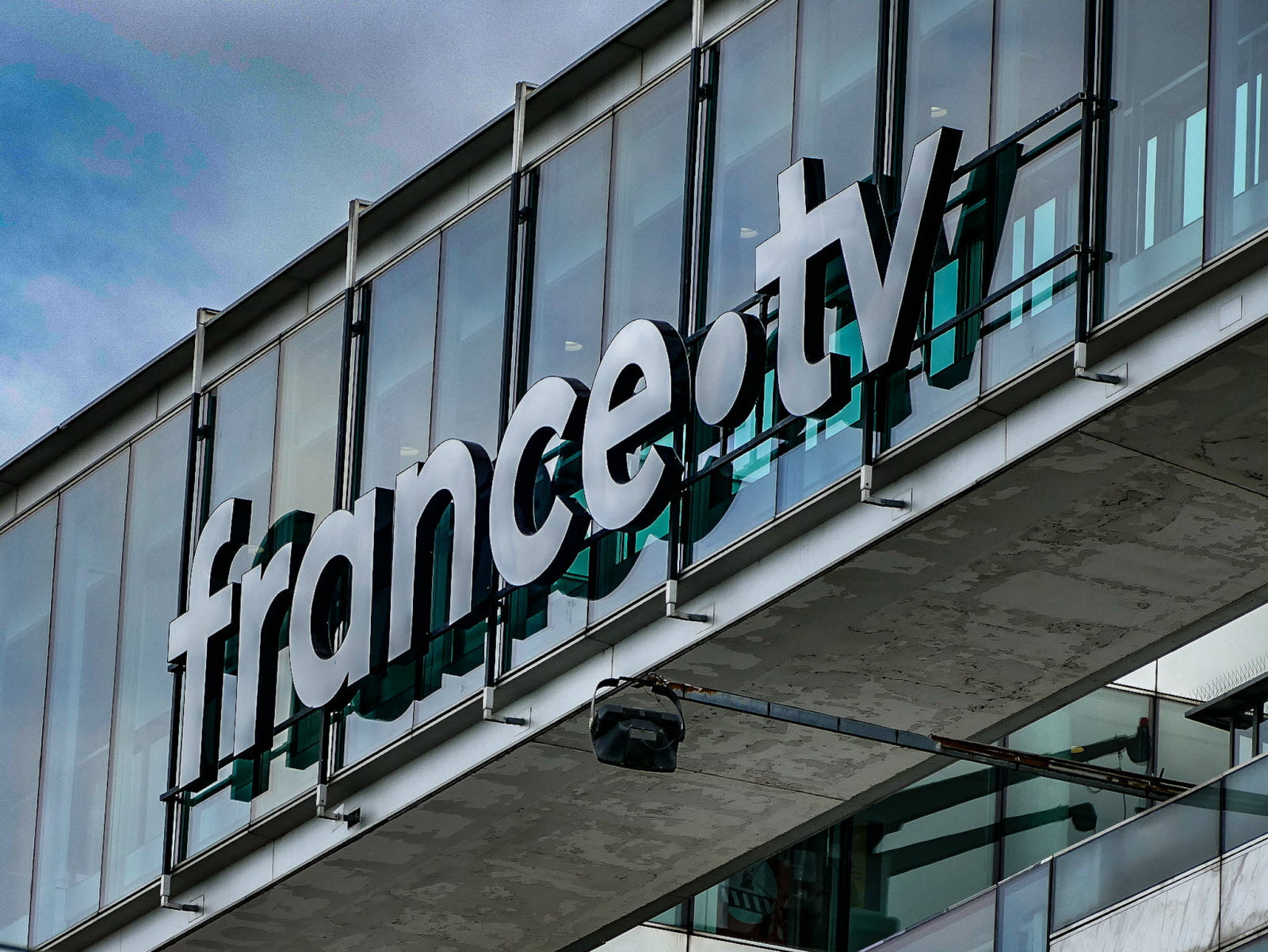 France Télévisions : un gâchis financier et humain qui menace l’État français