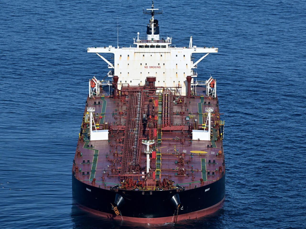France libère un pétrolier lié à la flotte fantôme russe, une décision controversée